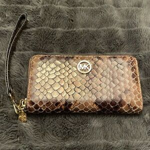 Michael Kors Fulton Large Coin Multi Function phone case in embossed leather